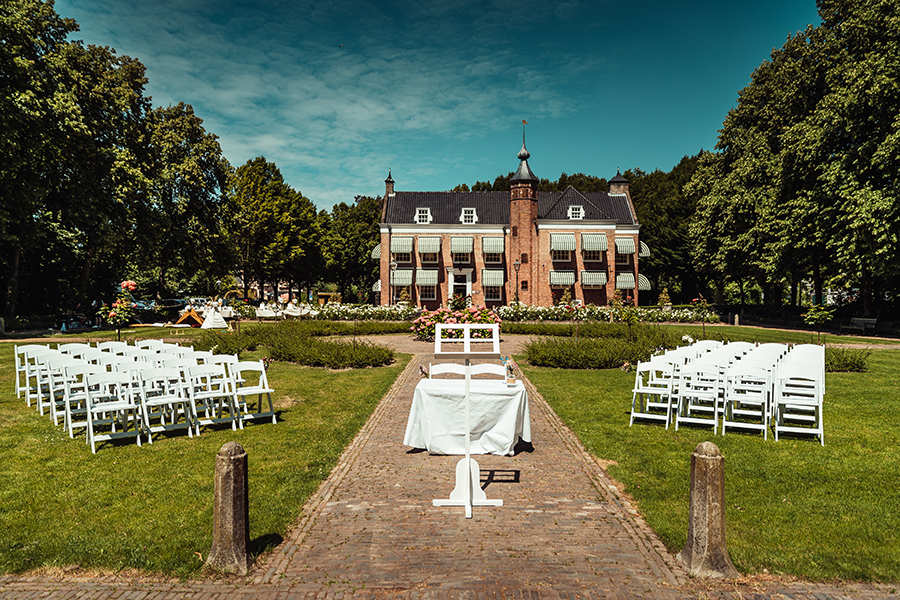 landhuis_de_oliphant_huwelijk_franse_tuin_stoelopstelling_ceremonie